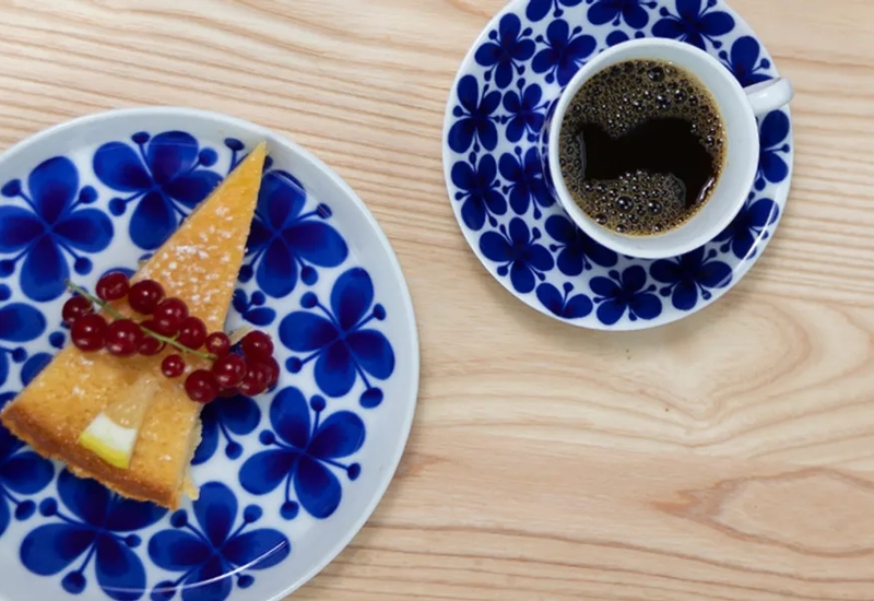 Kaka på Rörstrand-assiett med en kopp kaffe bredvid.