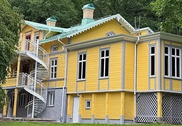 en gul byggnad