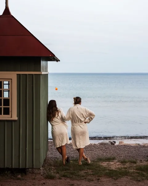 Några personer som står framför en byggnad.