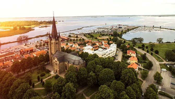Flygbild över Gamla Stan i Mariestad med Vänern i fonden.