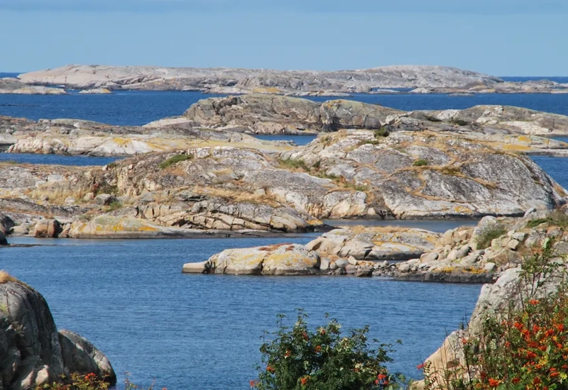 Skärgård med kobbar och skär i Kosterhavets nationalpark