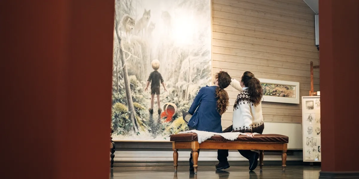 Två kvinnor besöker konsthallen hos Löfwings Atelje och Krog.