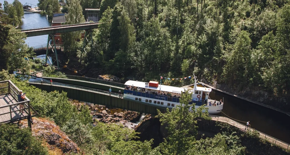 Båtar som slussar i Dalslands kanal.