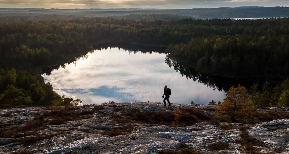En man som vandrar på Sörknatten i Dalsland.