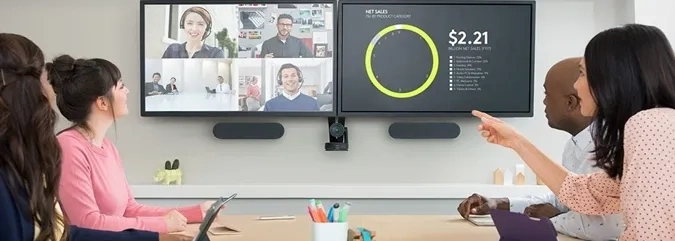 En grupp människor som sitter runt ett konferensbord.