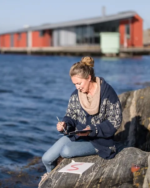 Målar utanför Nordiska Akvarellmuseet