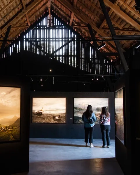 Galleriutrymme med konstverk hos Svenstorp Art Center.
