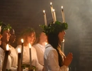 Två tjejer promenerar på julmarknad