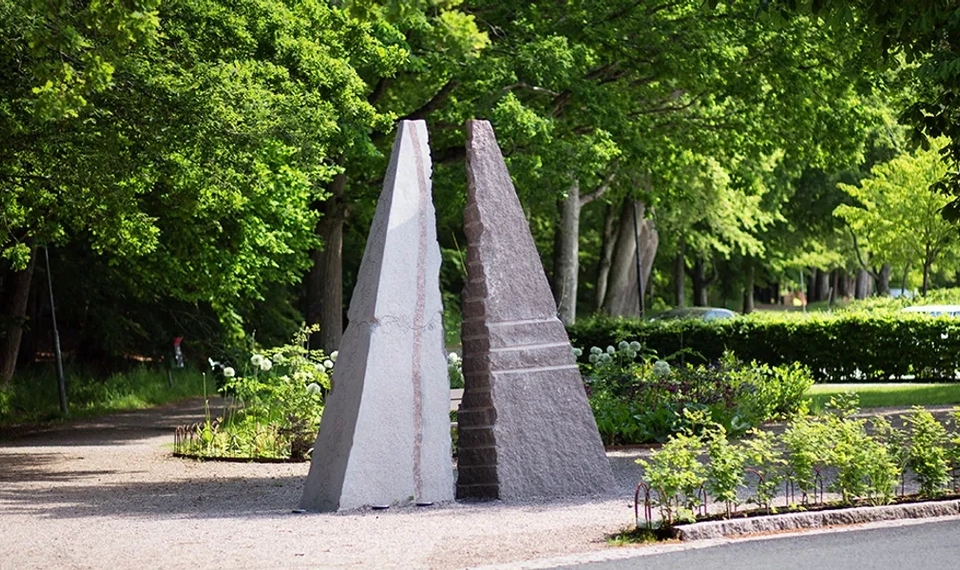 Skulptur av två granitstenar