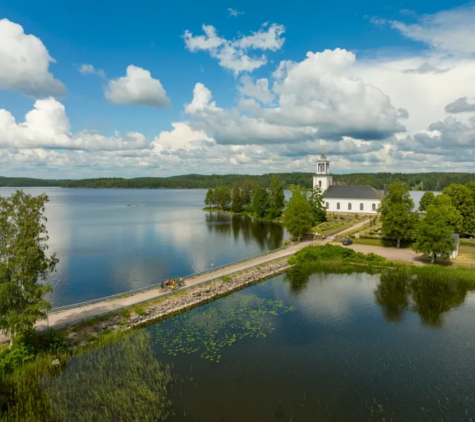 En stor sjö med en kyrka i bakgrunden.