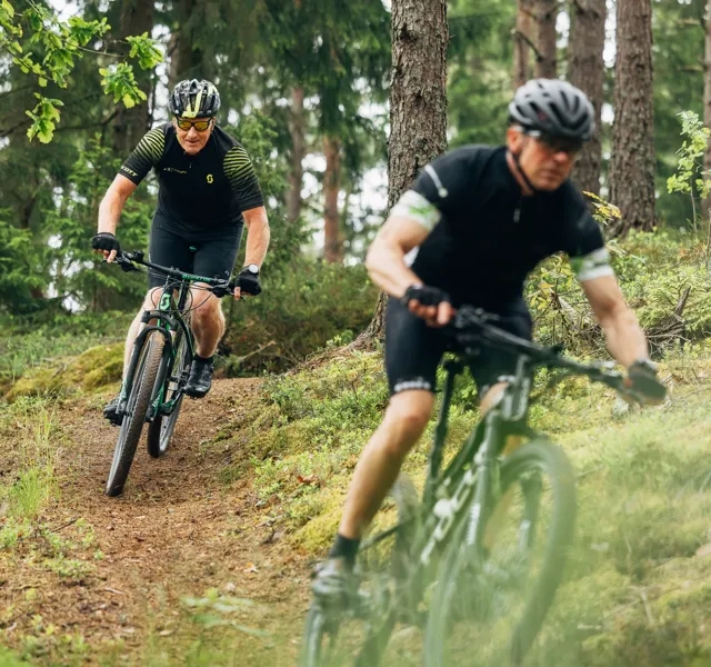 Människor som cyklar i ett naturområde.