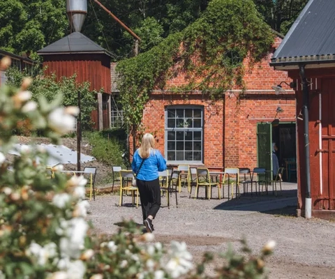 Brukslokal med träbord och stolar.