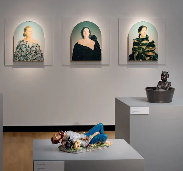 Interiör bild från Borås Konstmuseum och utställningen Förnimmelser av tid.