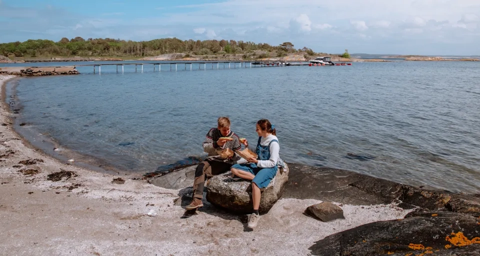 Ett par återhämtar sig i skärgårdsmiljö i norra Bohuslän.