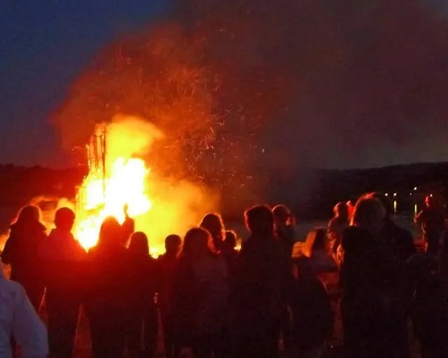 Brinnande påskefyr med mycket människor samlade i Värbo på Skaftö.