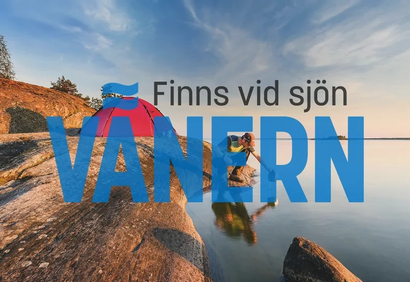 En man som står på en klippa intill ett vattendrag.
