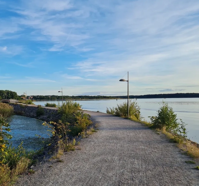 Vänerparkens stig längs Vänern en solig dag