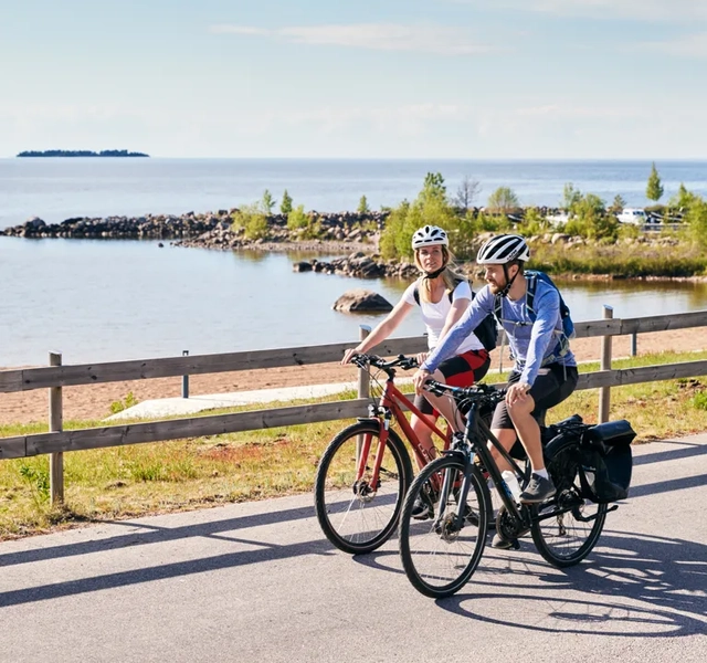 Vänner cyklar Vänerleden