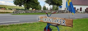 Skylt med texten "grönsaker" som sitter på en blå och röd barncykel.