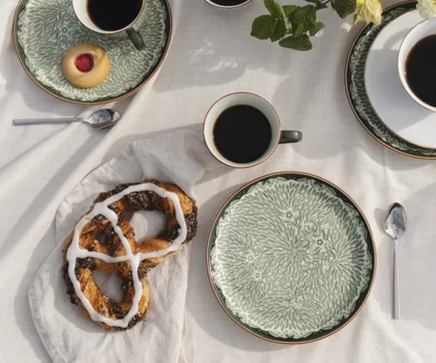 rörstarnd porslin med en bakelse