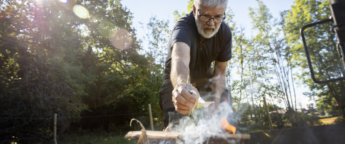 En man tänder en eld