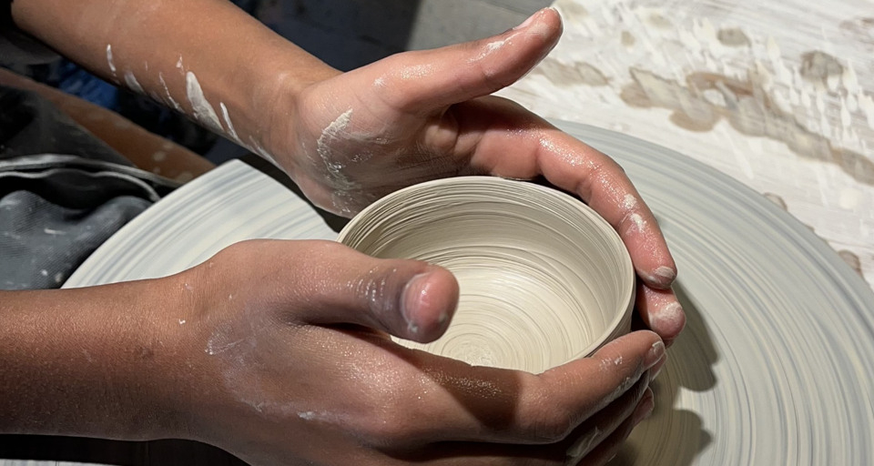 En person som gör en skål på en drejskiva.