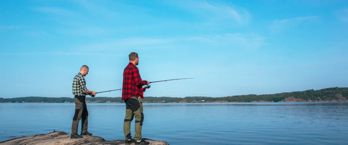 två män som fiskar