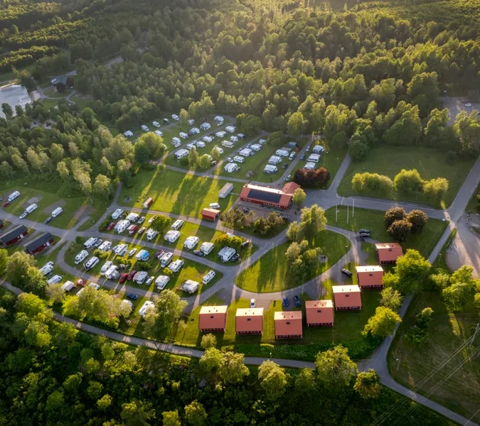 Flygvy över en campingplats.