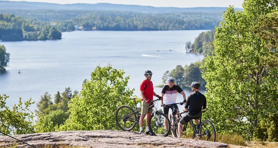 Grupp människor som cyklar.