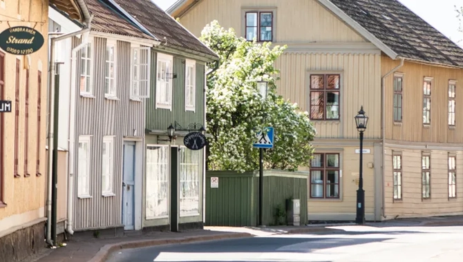 En gata kantad av träbyggnader bredvid en gatlykta.