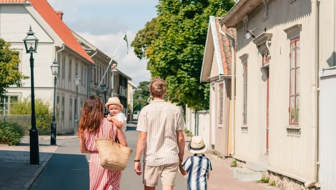 En man och en kvinna går längs en gata.