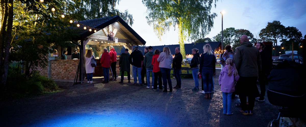 Bild på personer som väntar i kö till mat