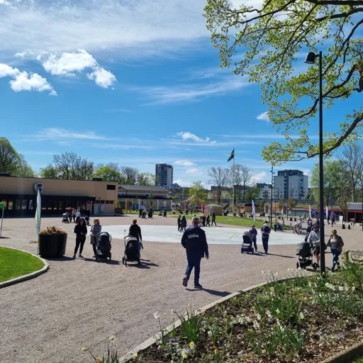 Vy över Stadsparken med människor som går runt i parken
