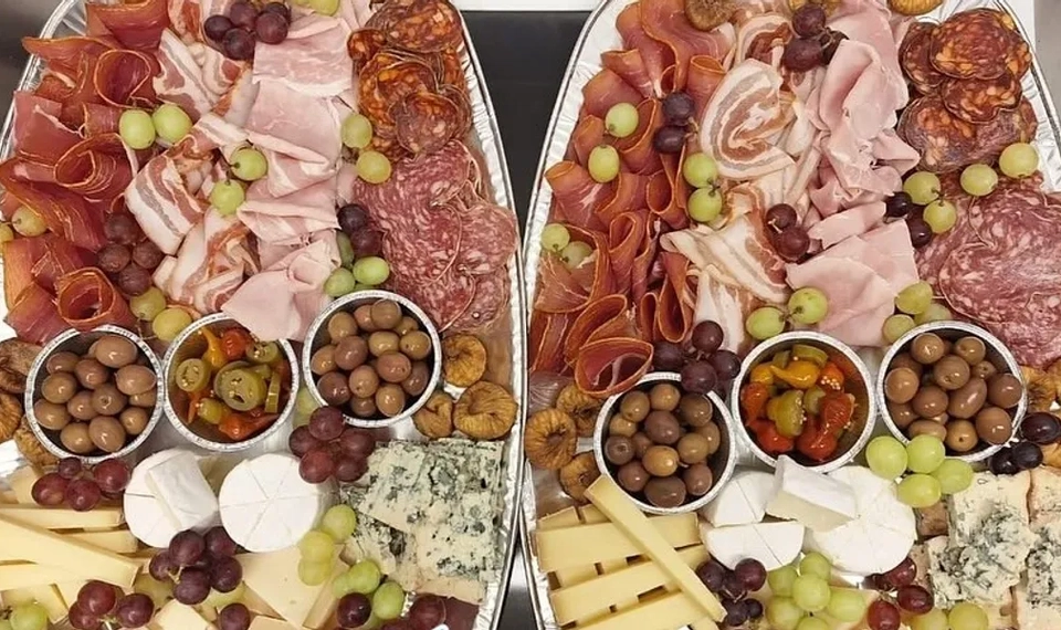 Brickor med chark, ost och oliver