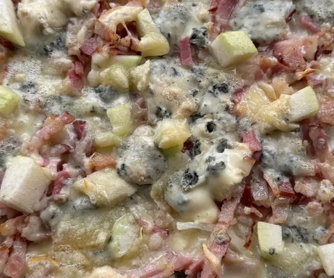 En pizza som ligger på en pappkartong.