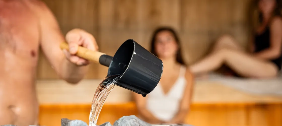 Människor som sitter i en bastu.