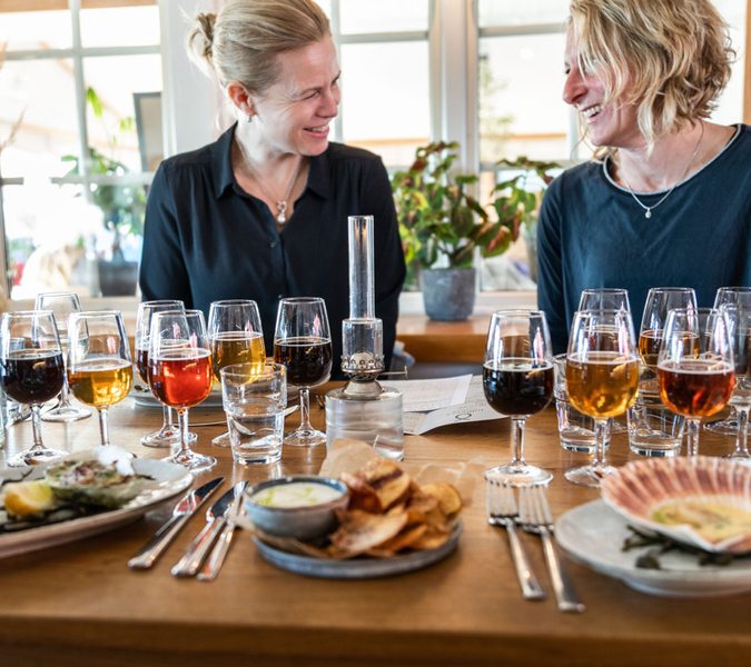 Tullhuset är restaurangen på havet, med utsikt mot Vinga Fyr.