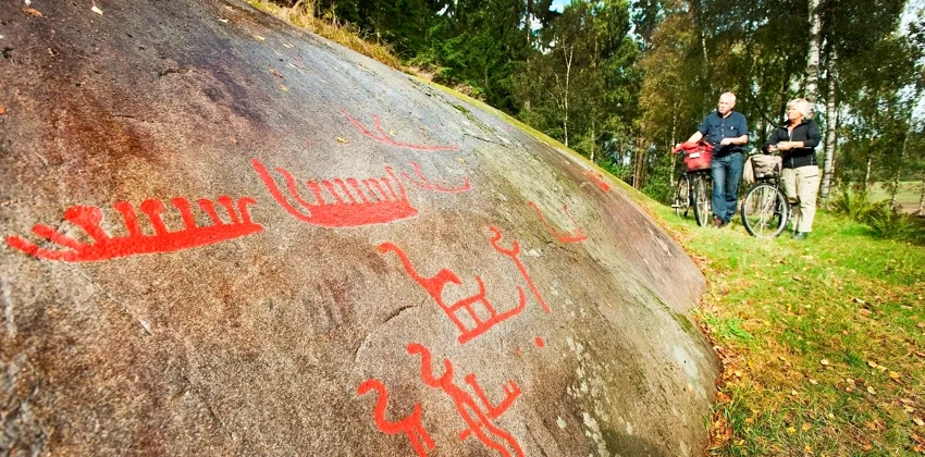 Hällristningar vid Vitlycke museum i Tanum. Hällristningarna har fyllts i med en röd färg för att synas bättre.