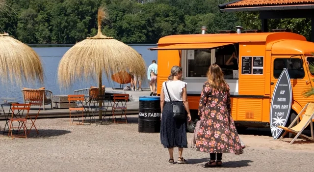 kvinnor på kullersten vid sjö