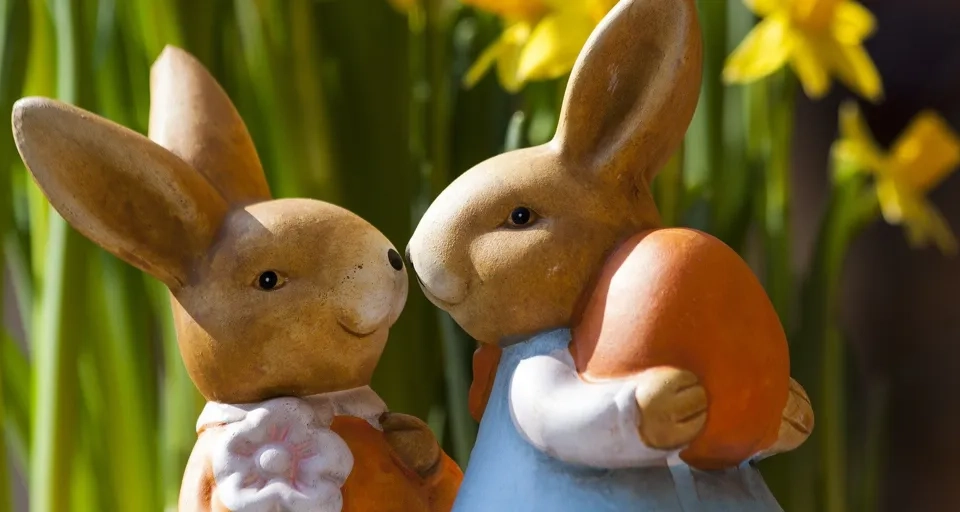 Påskharar med påskliljor i bakgrunden.