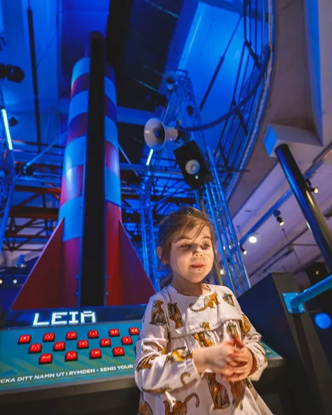 Flicka som experimenterar hos Innovatum Science center
