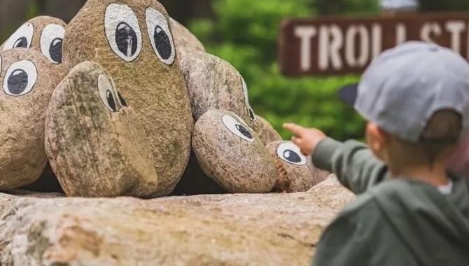 Barn pekar på stentroll