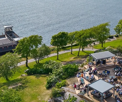 Laholmen hotell med uteservering ut mot havet och Kallbadhuset