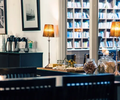 Ett rum fyllt med massor av böcker och bilder.