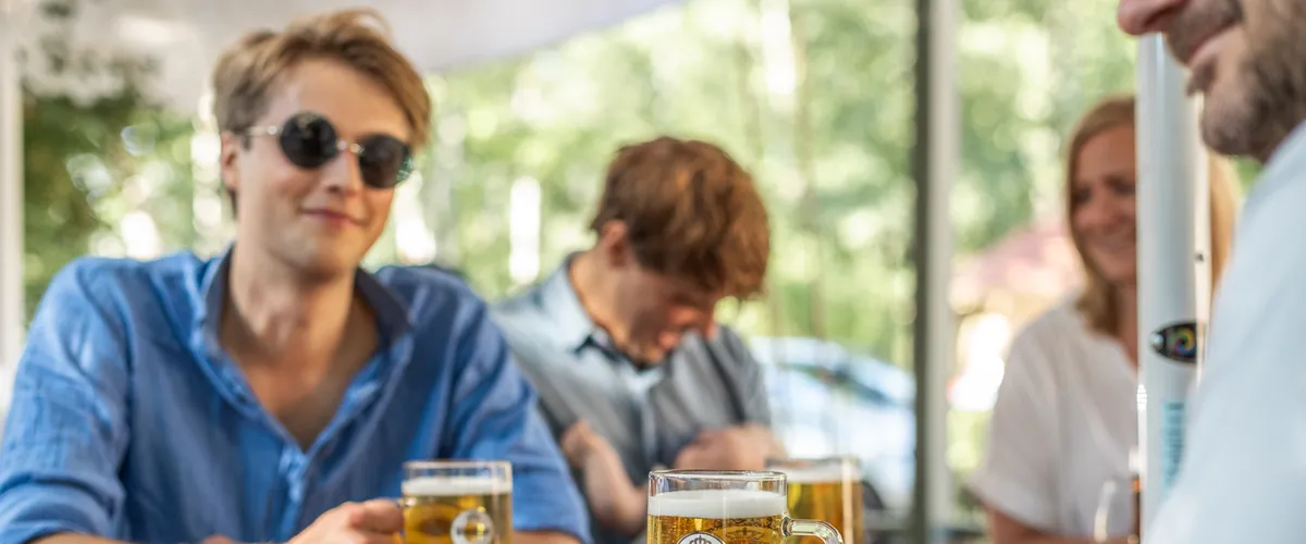 Biergarten - Händer i sommar