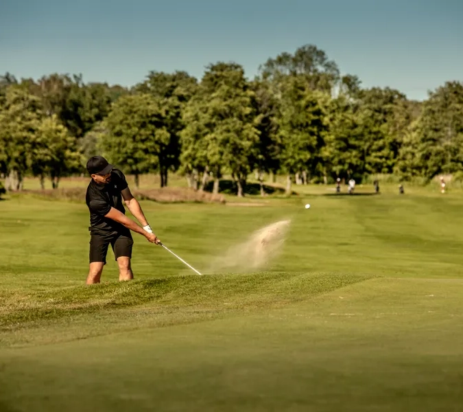 Man spelar golf på onsjö golfklubb en sommardag