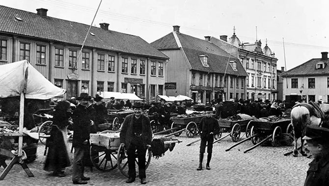 Gammalt foto på Stortorget Skara som visar hur bränder har förändrat stadsbilden