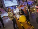 En grupp barn som står runt en gul kon.