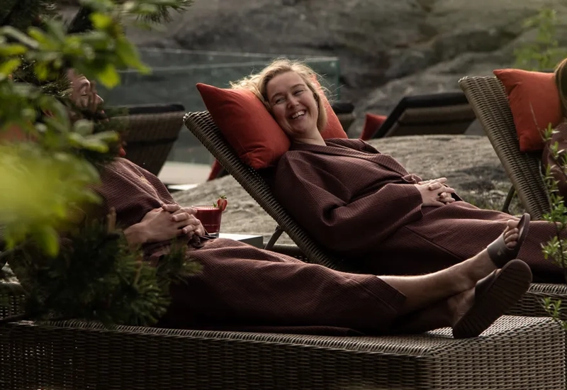 Spagäster i vilstolar utomhus på Arken Hotel & Art Garden Spa