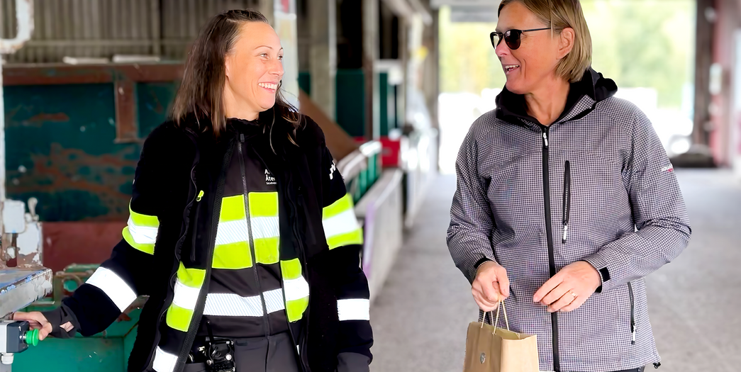 Återvinningsarbetaren Caroline Strnad hjälper en besökare på Falevi ÅVC.
